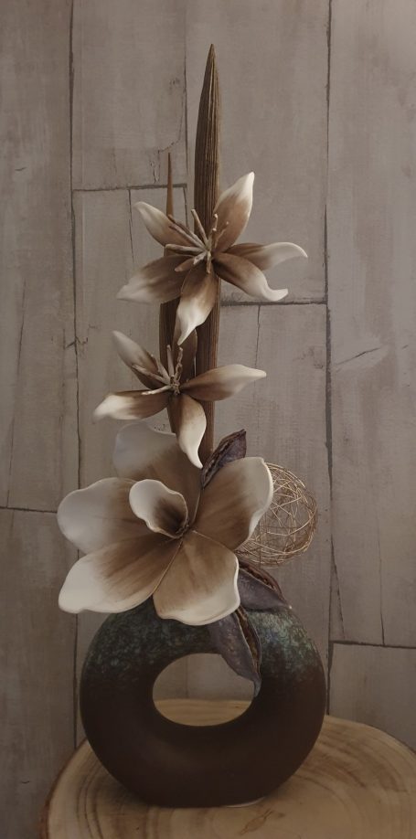 Vase en forme d'anneau avec des fleurs stylisées brun et crème.