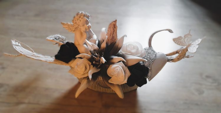 Arrangement de fleurs en papier noir et blanc dans un vase.