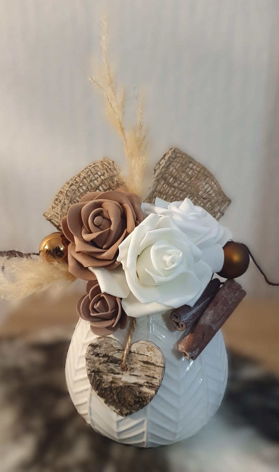 Vase décoratif avec des fleurs en papier, éléments en jute et un cœur en bois.