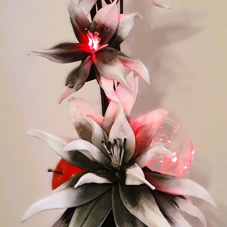 Fleurs décoratives en noir et blanc avec lumières rouges scintillantes.