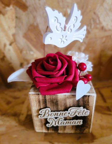 Boîte décorative avec une rose rouge, un cœur, des baies et une colombe en papier.
