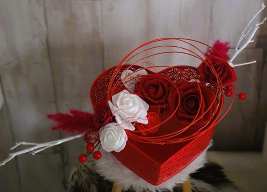 Vasque en forme de cœur décorée de roses rouges et blanches, avec des accents rouges.